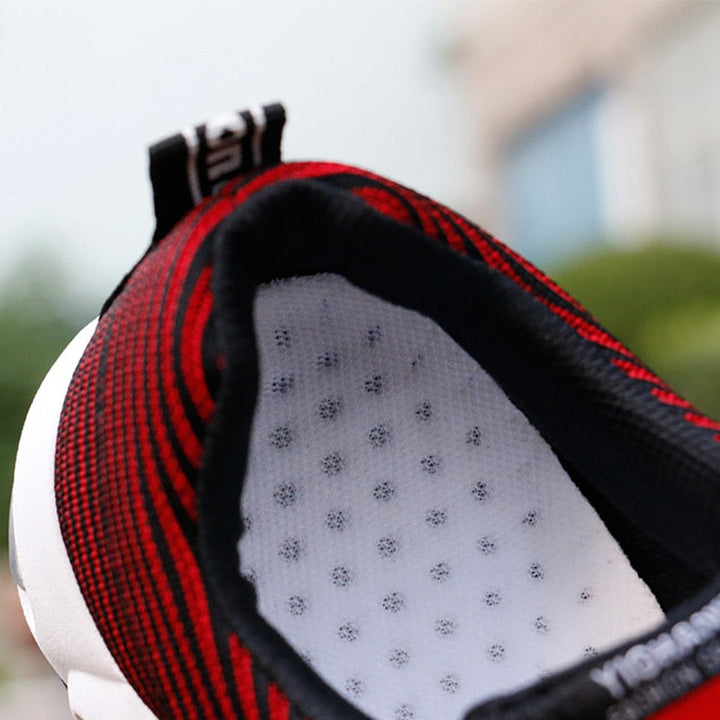 Roter Oliver Herren-Sneaker, orthopädisch und komfortabel, bietet optimalen Halt für lange Spaziergänge und Sport.