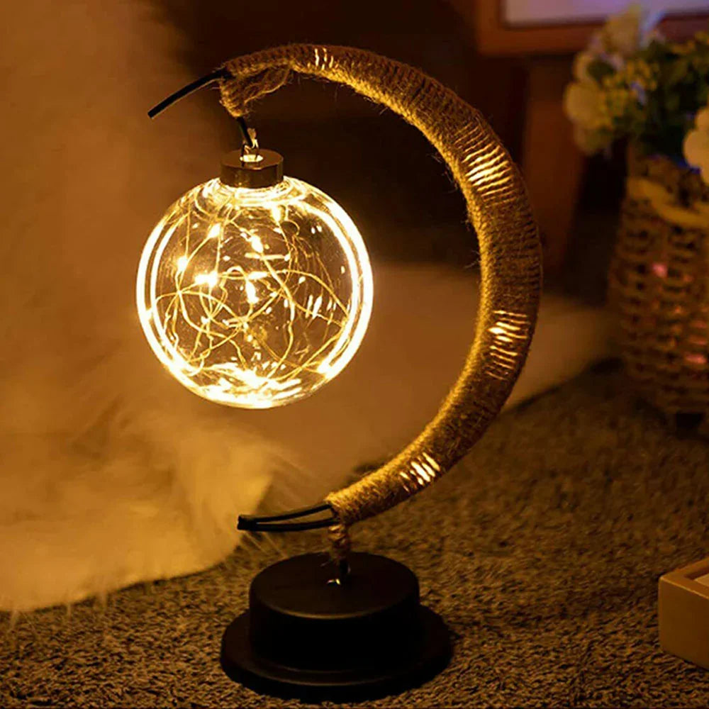 Weiße LED-Dekolampe in Halbmondform, die sanftes Licht spendet und die Wohnzimmerdeko bereichert.