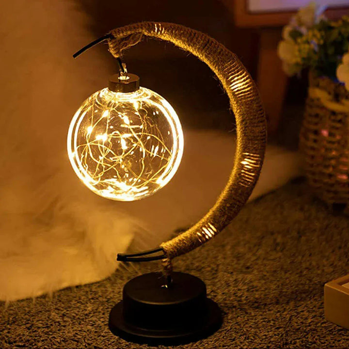 Weiße LED-Dekolampe in Halbmondform, die sanftes Licht spendet und die Wohnzimmerdeko bereichert.