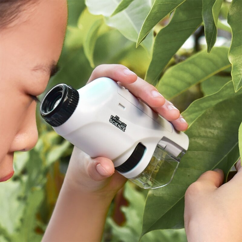 Tragbares Kinder-Mikroskop für kleine Entdecker im Outdoor-Bereich, ideal für Forschung und Naturerkundung.