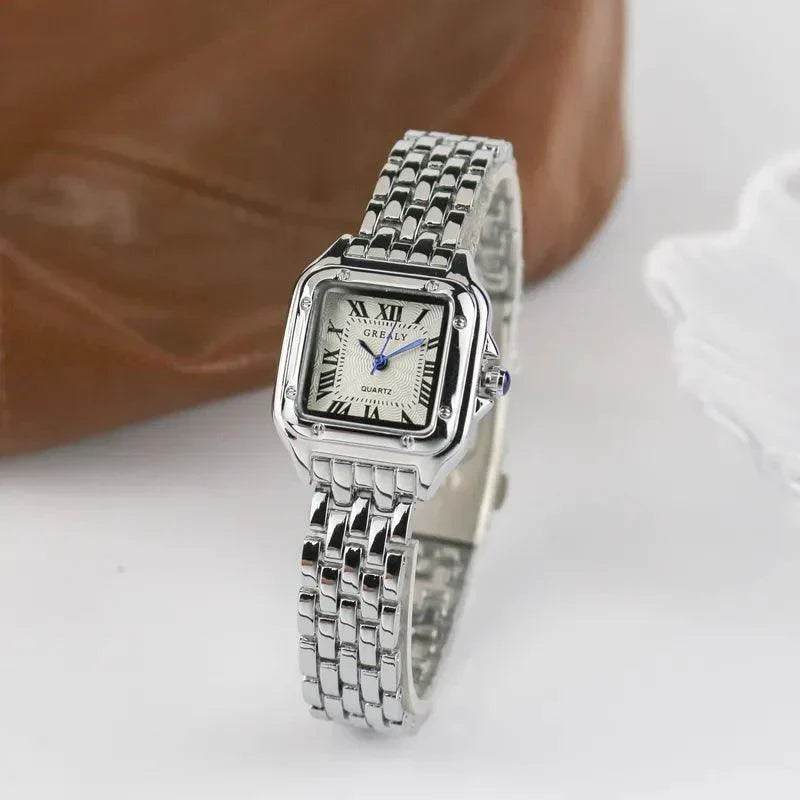 Elegante goldene Damenuhr im Vintage-Stil. Zeitloses Design, perfekte Armbanduhr für Frauen mit Retro-Look.
