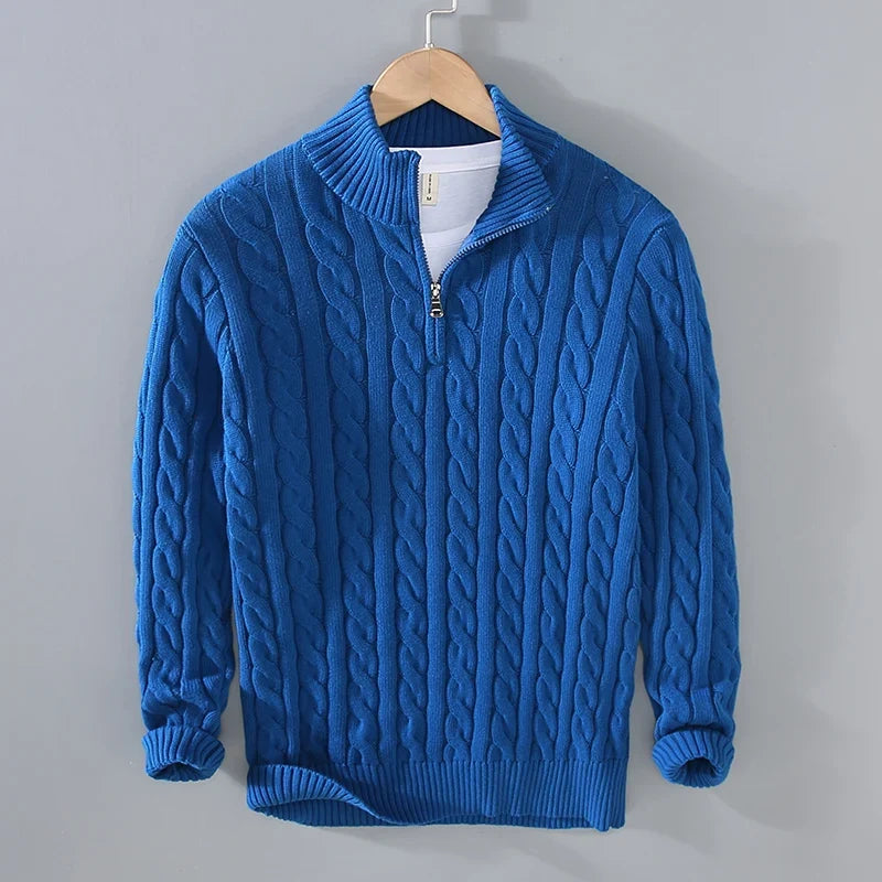 Stylischer Herren Freizeitpullover mit Reißverschlusskragen, Zopfmuster und hohem Tragekomfort.