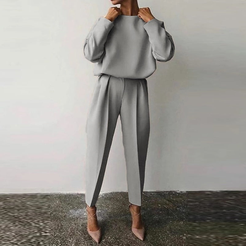 Stilvoller Damen Zweiteiler in Grau, ideal als Business Casual Outfit oder bequemer Freizeitanzug.