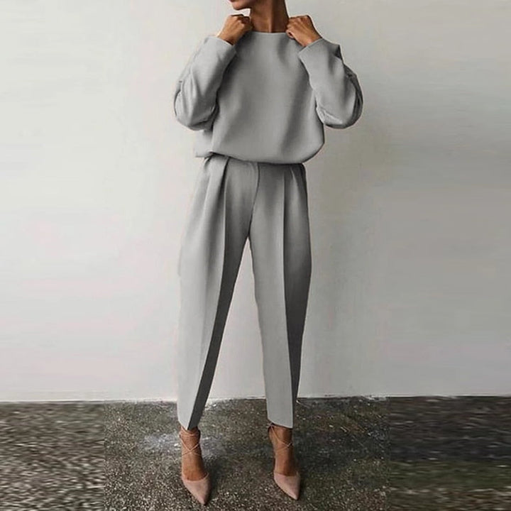 Stilvoller Damen Zweiteiler in Grau, ideal als Business Casual Outfit oder bequemer Freizeitanzug.