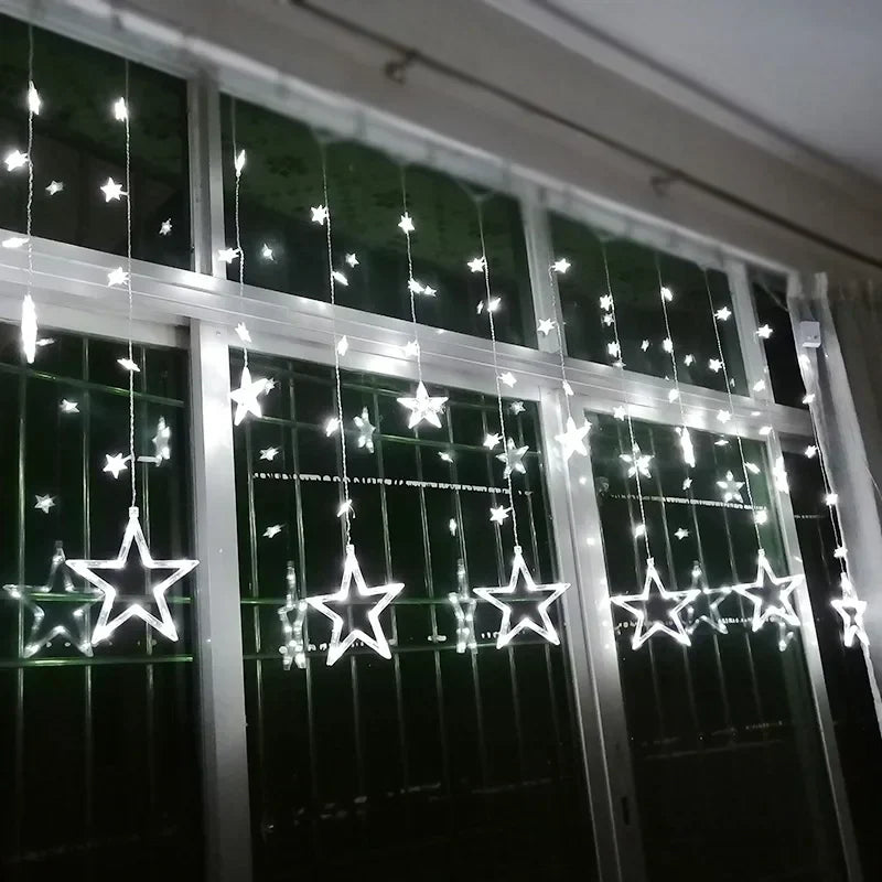 Eine aufgerollte LED Sternen-Lichterkette, bereit für die Installation als Party- oder Weihnachtsbeleuchtung.