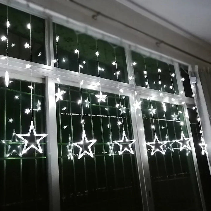 Eine aufgerollte LED Sternen-Lichterkette, bereit für die Installation als Party- oder Weihnachtsbeleuchtung.