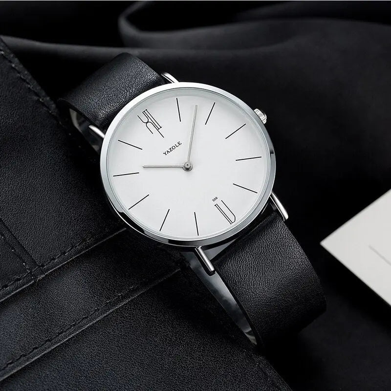 Stilvolle Herrenuhr am Handgelenk mit braunem Lederarmband. Perfektes, zeitloses Accessoire.