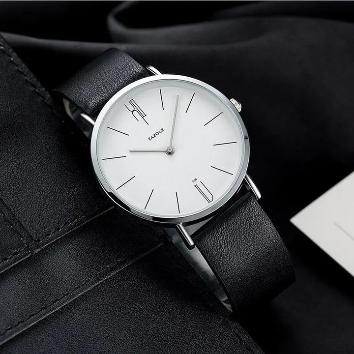 Stilvolle Herrenuhr am Handgelenk mit braunem Lederarmband. Perfektes, zeitloses Accessoire.
