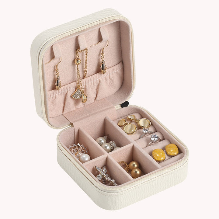 Graues Reiseschmuckkästchen in Lederoptik. Kleines, portables Etui für Ringe, Ketten und Ohrringe.