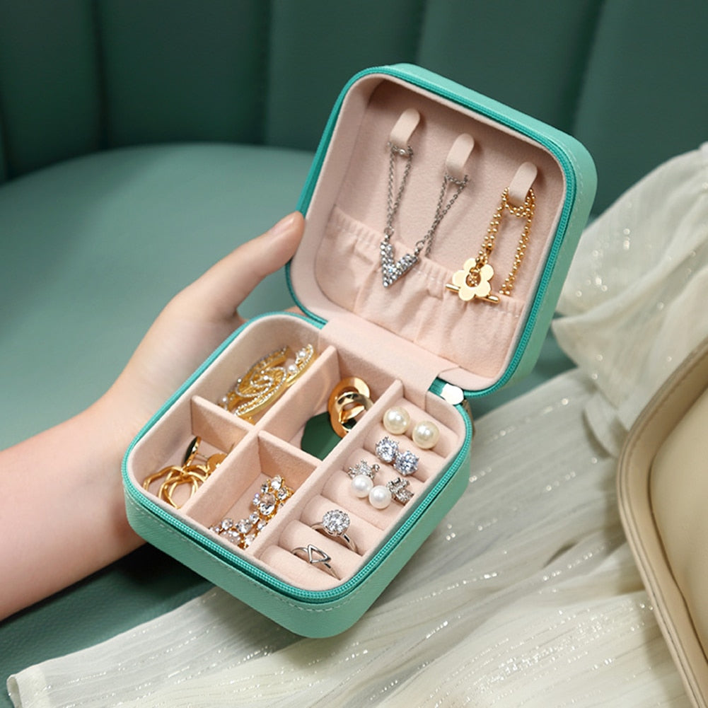Geschlossener Reiseschmuck-Organizer aus hochwertiger Lederoptik, ideal als Geschenk für Schmuckliebhaber.