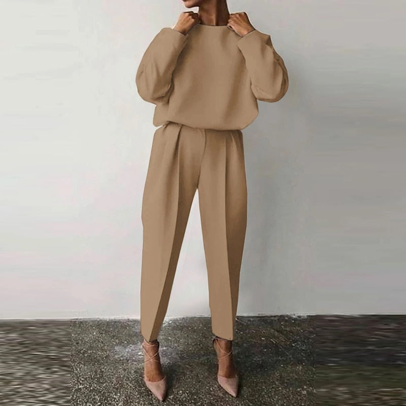 Vielseitiger Damen Anzug im Set, kombiniert Eleganz und Komfort für diverse Anlässe in Weiß.
