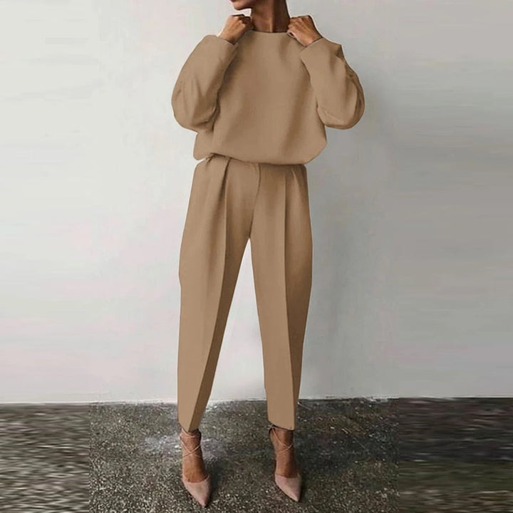 Vielseitiger Damen Anzug im Set, kombiniert Eleganz und Komfort für diverse Anlässe in Weiß.