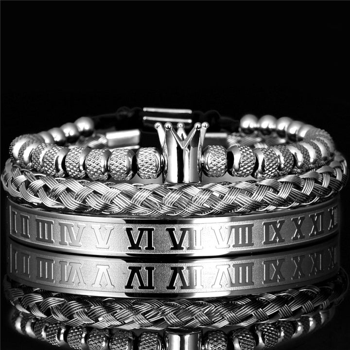 Exklusives Herren Armbandset Julius mit verstellbaren Metallarmbändern, verziert mit Krone und römischen Ziffern.