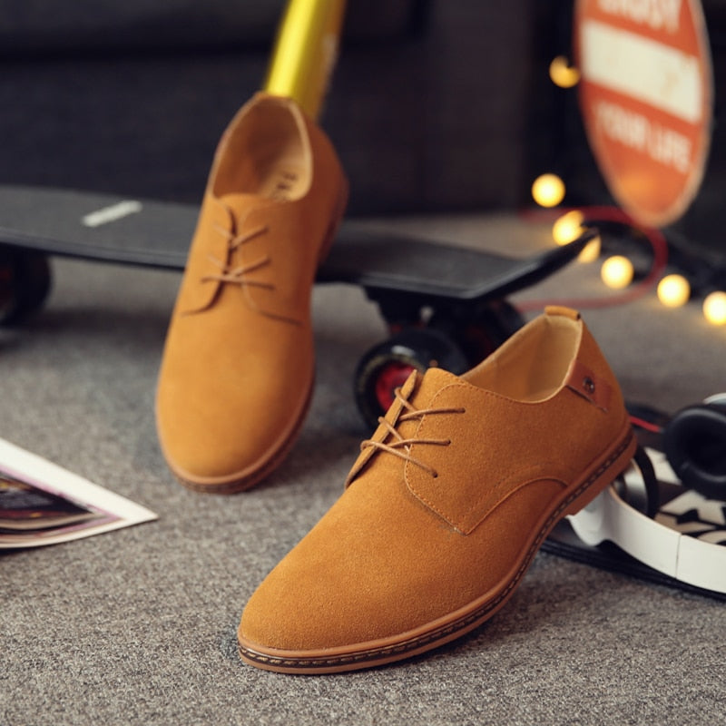 Seitlicher Blick auf schwarze Oxford Herrenschuhe, hochwertiges Leder, zeitlos & smart für jeden Anlass.