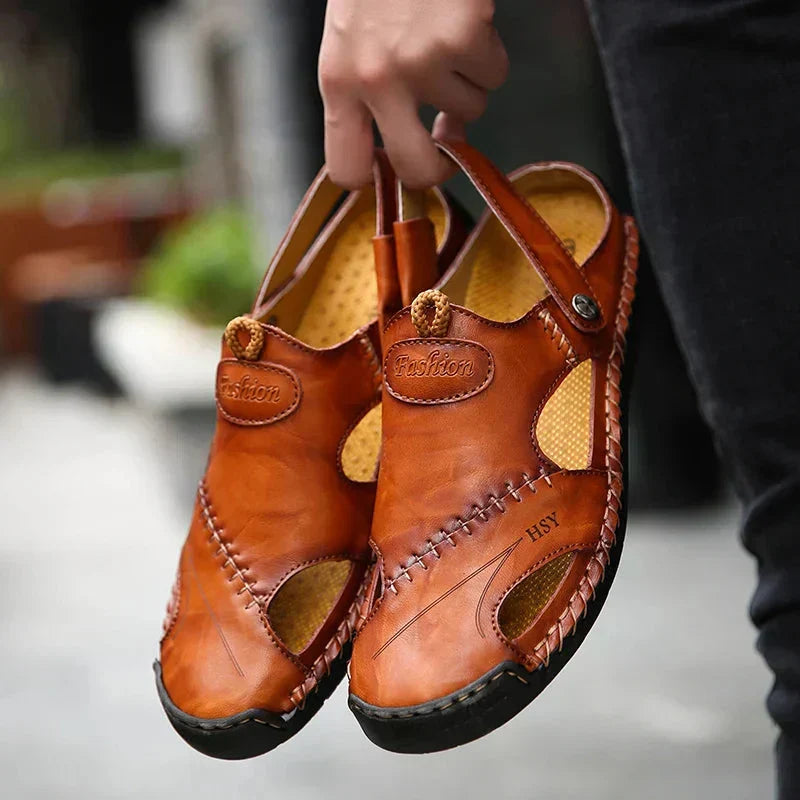 Bequeme Herren Sandalen mit orthopädischem Fußbett für gesunde Füße und angenehmen Tragekomfort.