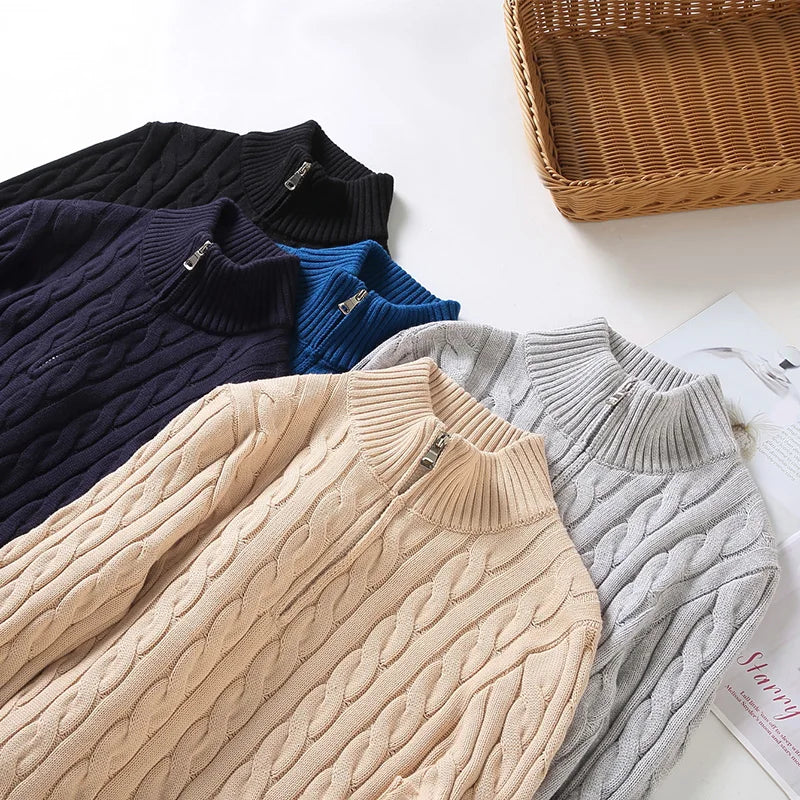 Warmer, bequemer Herrenpullover mit langen Ärmeln und Reißverschlusskragen für kühle Tage.