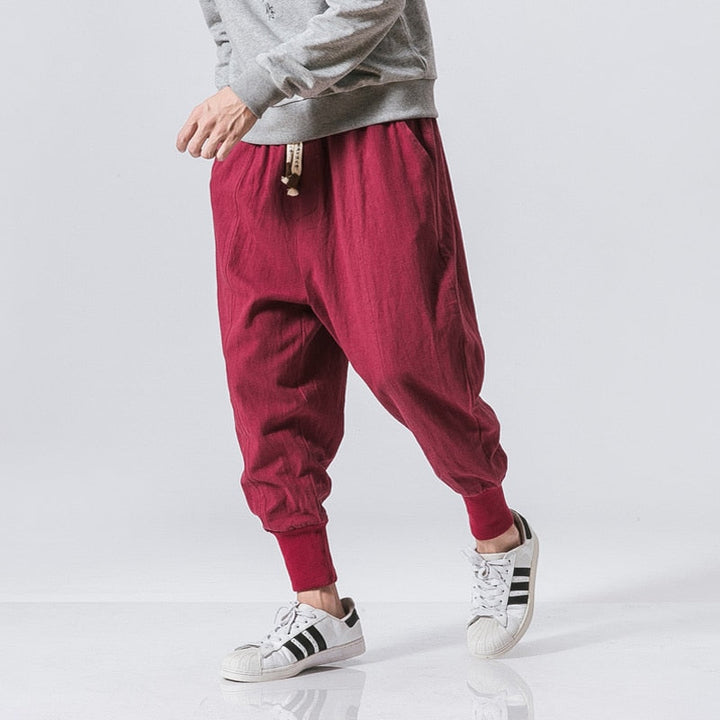 Urbaner Style: Herren Harem Jogginghose in Schwarz, bequem und modisch für die Straße.