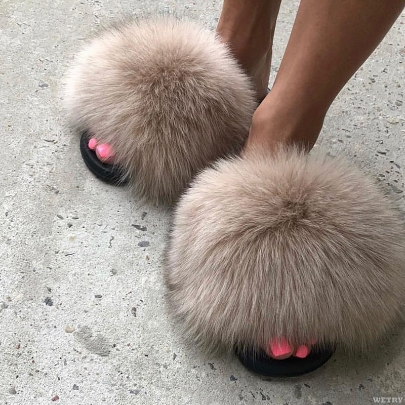 Bequeme Damen Pantoffeln für Zuhause, weich und gemütlich. Ideal für entspannte Freizeit.