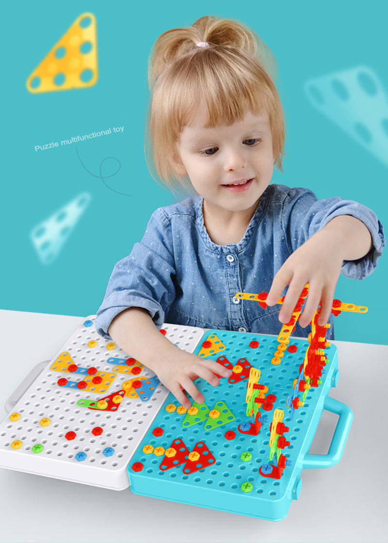 Ein farbenfrohes Modell, gebaut mit dem pädagogischen Kreativbaukasten und der Spielzeugbohrmaschine.