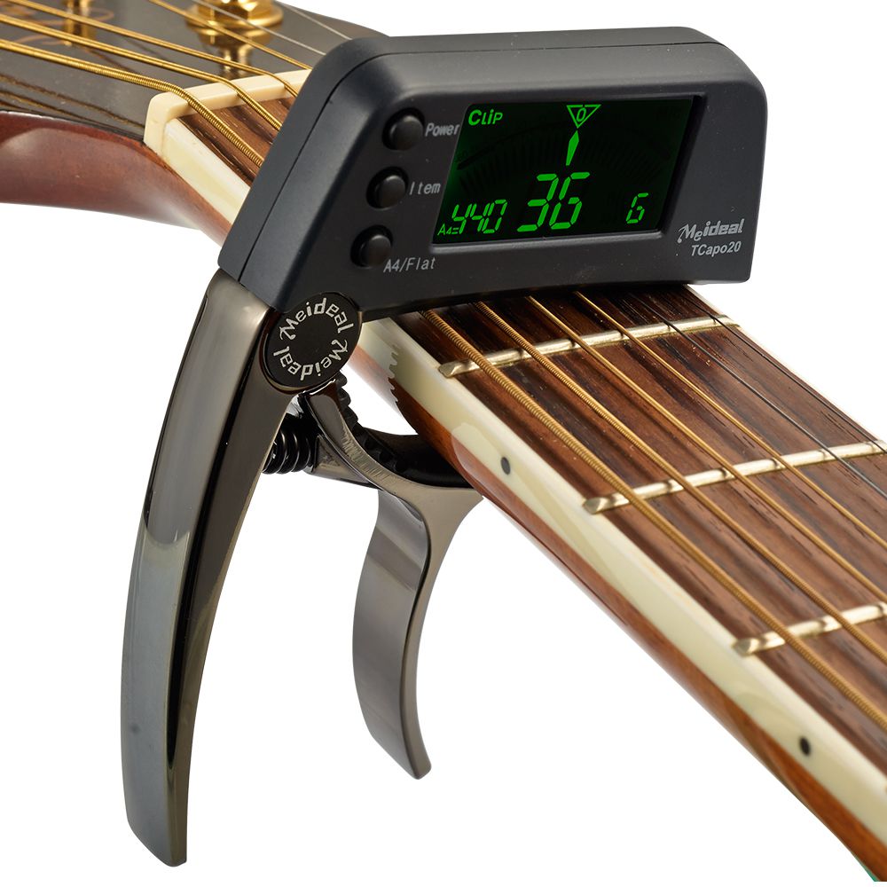 Detailaufnahme: Hochpräziser Gitarren Capo & Tuner 2-in-1 mit digitalem Display für einfache Ablesung.