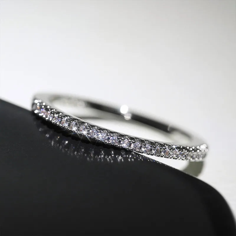 Funkelnder Damen-Halbe-Ewigkeit-Ring mit Zirkonia-Steinen, perfekt als Stapelring.