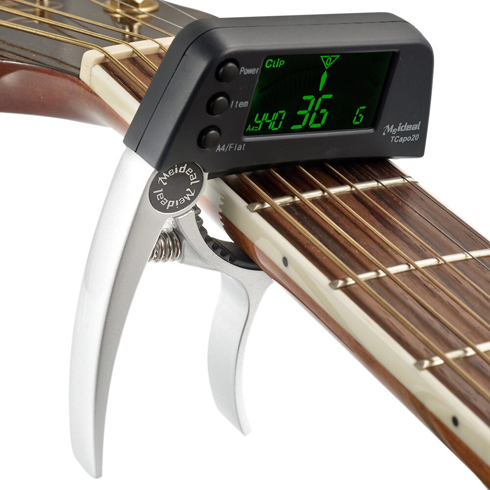 2-in-1 TuneGrip Capo & Stimmgerät an Gitarre, Display zeigt Stimmung, für optimale Spielbarkeit. Perfektes Gitarrenzubehör.