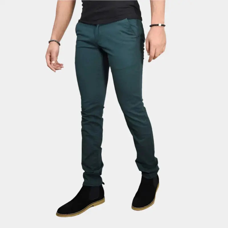 Zeitlose Herrenhose Slim Fit, schlank geschnitten, elegant und vielseitig. Ideal für Business und stilvolle Freizeit.