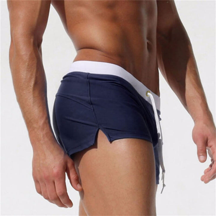 Elastische Männer Badeshorts, perfekt für jede Wasseraktivität im Urlaub.