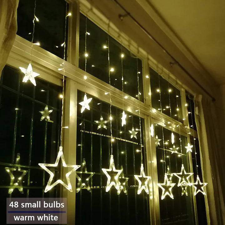 Die festliche LED Sternen-Lichterkette hängt an einem Fenster und sorgt für Weihnachtsstimmung.
