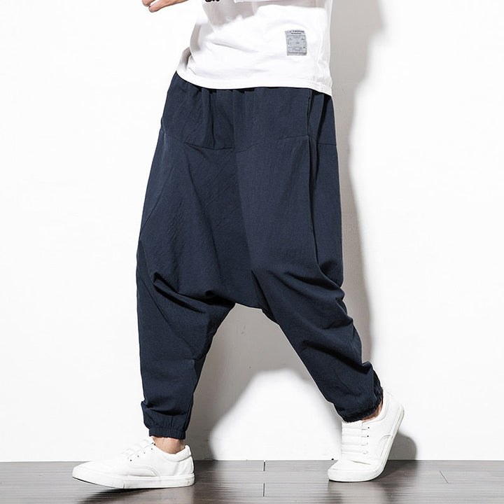 Schwarze Herren Haremshose, als Jogginghose bequem und locker, ideal für Streetwear-Outfits.