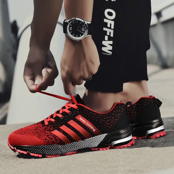 Ein Paar schwarze AeroFlex Herren Orthopädische Sneakers, moderne Alltagsschuhe für Männer.