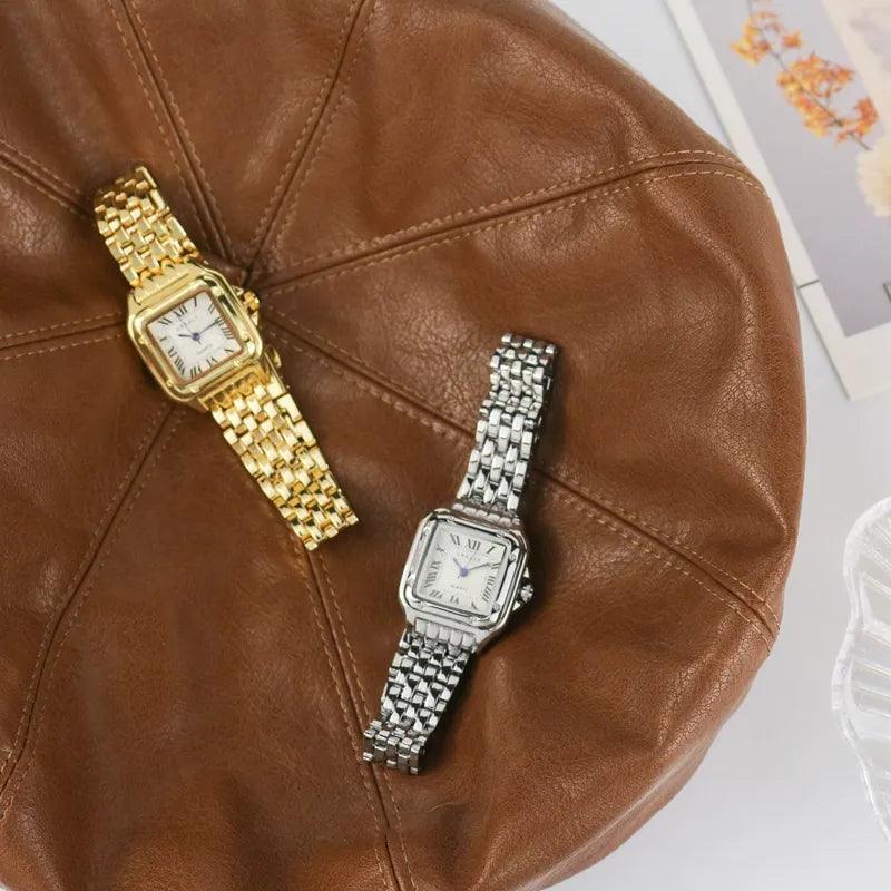Schicke Vintage Damenuhr, goldfarben, mit filigranem Armband. Luxus-Accessoire für elegante Frauen.