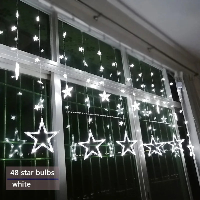 LED Sternen-Lichterkette an einer Gartenhecke befestigt, schafft eine bezaubernde Außenbeleuchtung.
