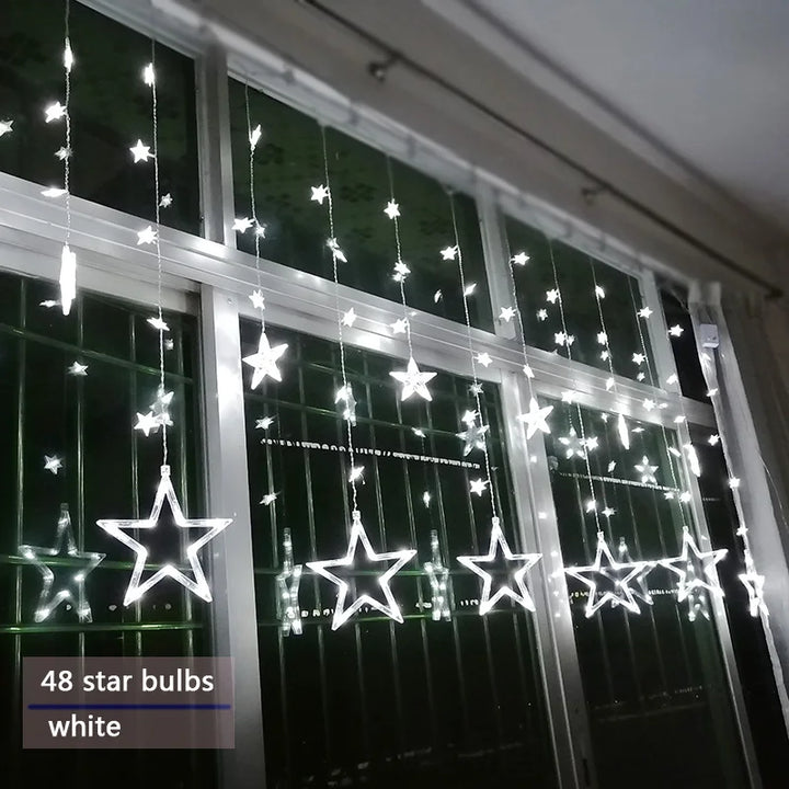 LED Sternen-Lichterkette an einer Gartenhecke befestigt, schafft eine bezaubernde Außenbeleuchtung.
