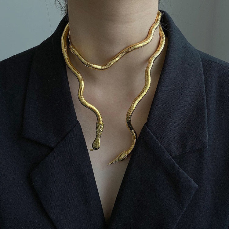 Detailaufnahme der Damenschlangenkette, Metall mit glänzender Oberfläche und kunstvollem Schlangenmuster-Design.