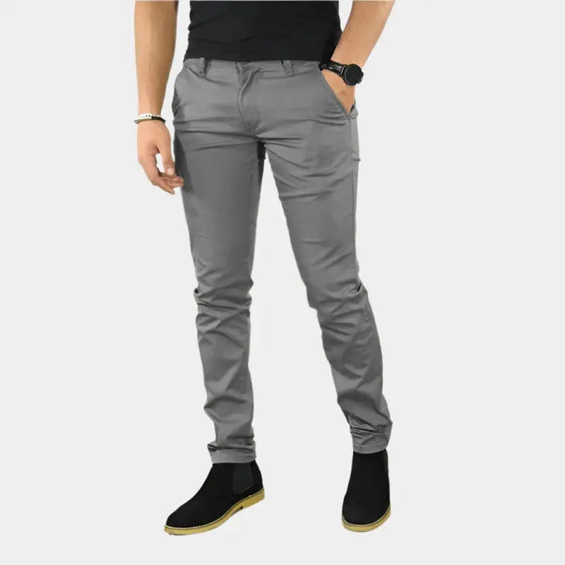 Vielseitige Herren Slim Fit Hose im Old Money Stil, elegant für Freizeit und Business. Klassische Herrenmode.