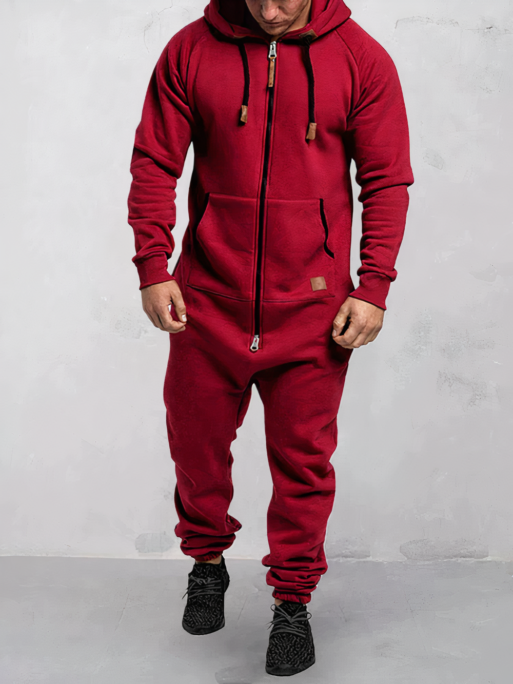 Komfortabler Herren Sport-Trainingsanzug mit Kapuzenpullover und Jogginghose für den Alltag und Sport.
