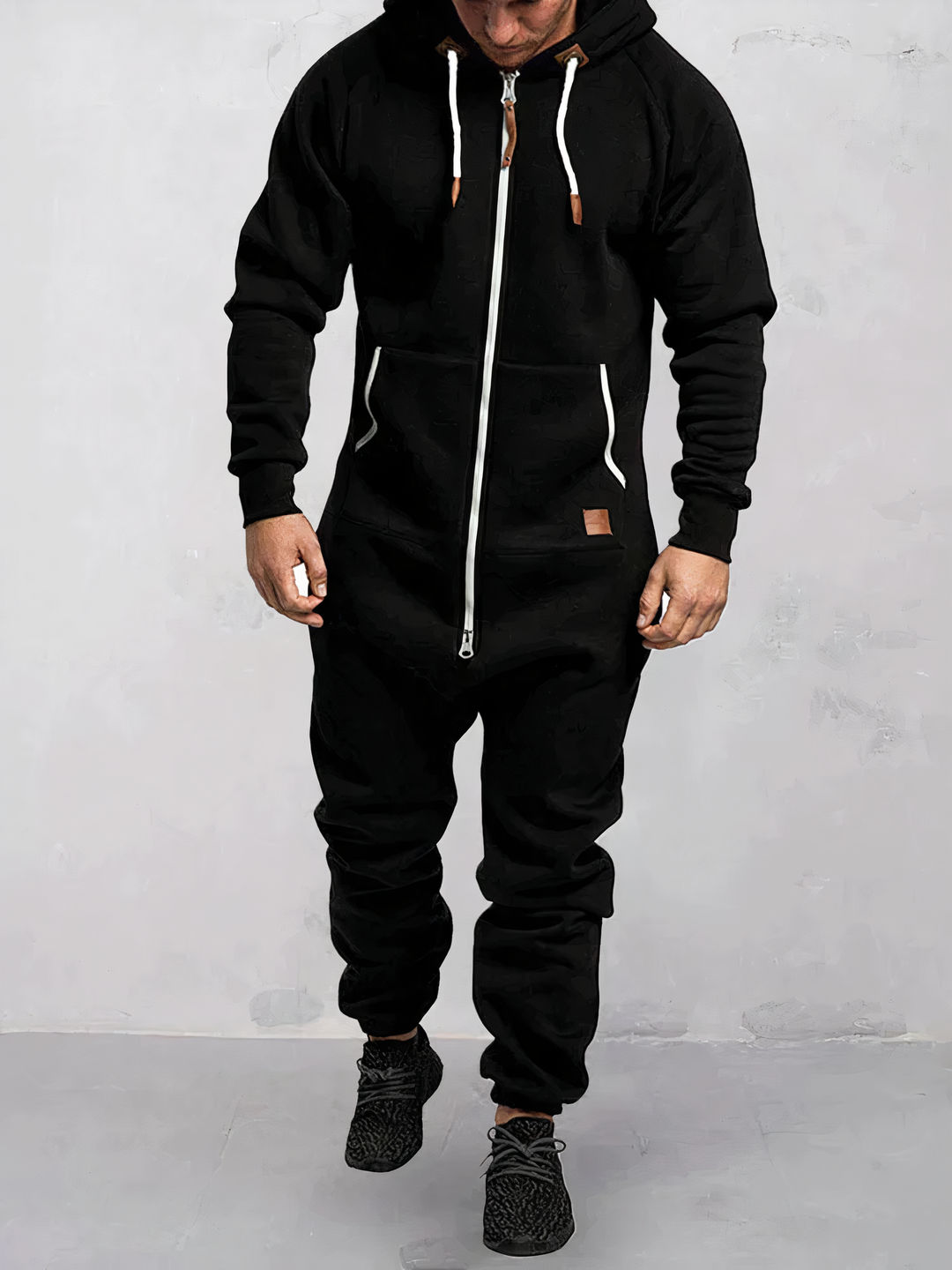 Moderner Herren Hoodie Trainingsanzug. Bequemes Sportoutfit für Workout, Jogging oder entspannte Stunden zu Hause.