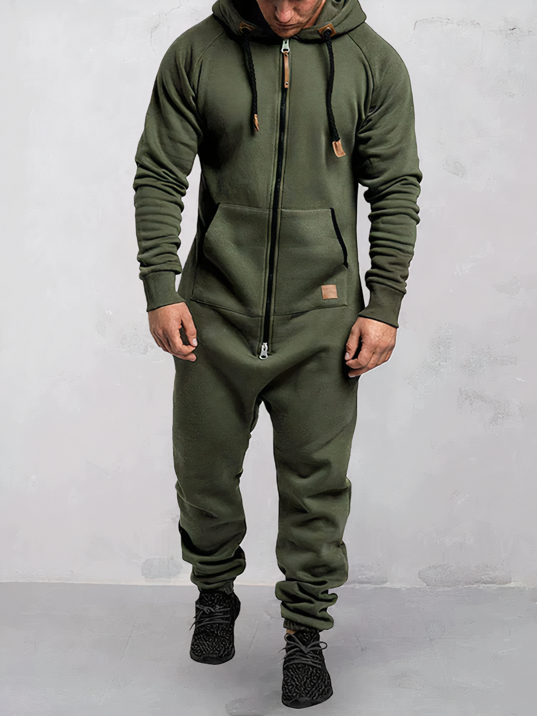 Herren Jogginganzug mit Kapuzenpullover. Vielseitige Herrenmode, perfekt als Sport- & Freizeitbekleidung.