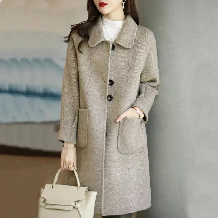 Eleganter, warmer Damen Wintermantel in zeitlosem Design, perfekt für stilvolle Frauen im Büro oder Freizeit.