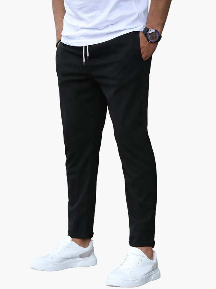 Stilvolle Herrenhose Slim Fit, beige Freizeithose mit Kordelzug für einen entspannten Casual Stil.