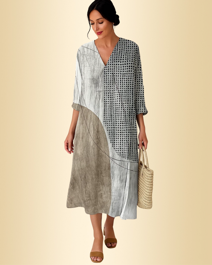 Graues, fließendes Damen Sommerkleid mit abstraktem Muster. Lockeres und bequemes Freizeitkleid für den Tag.