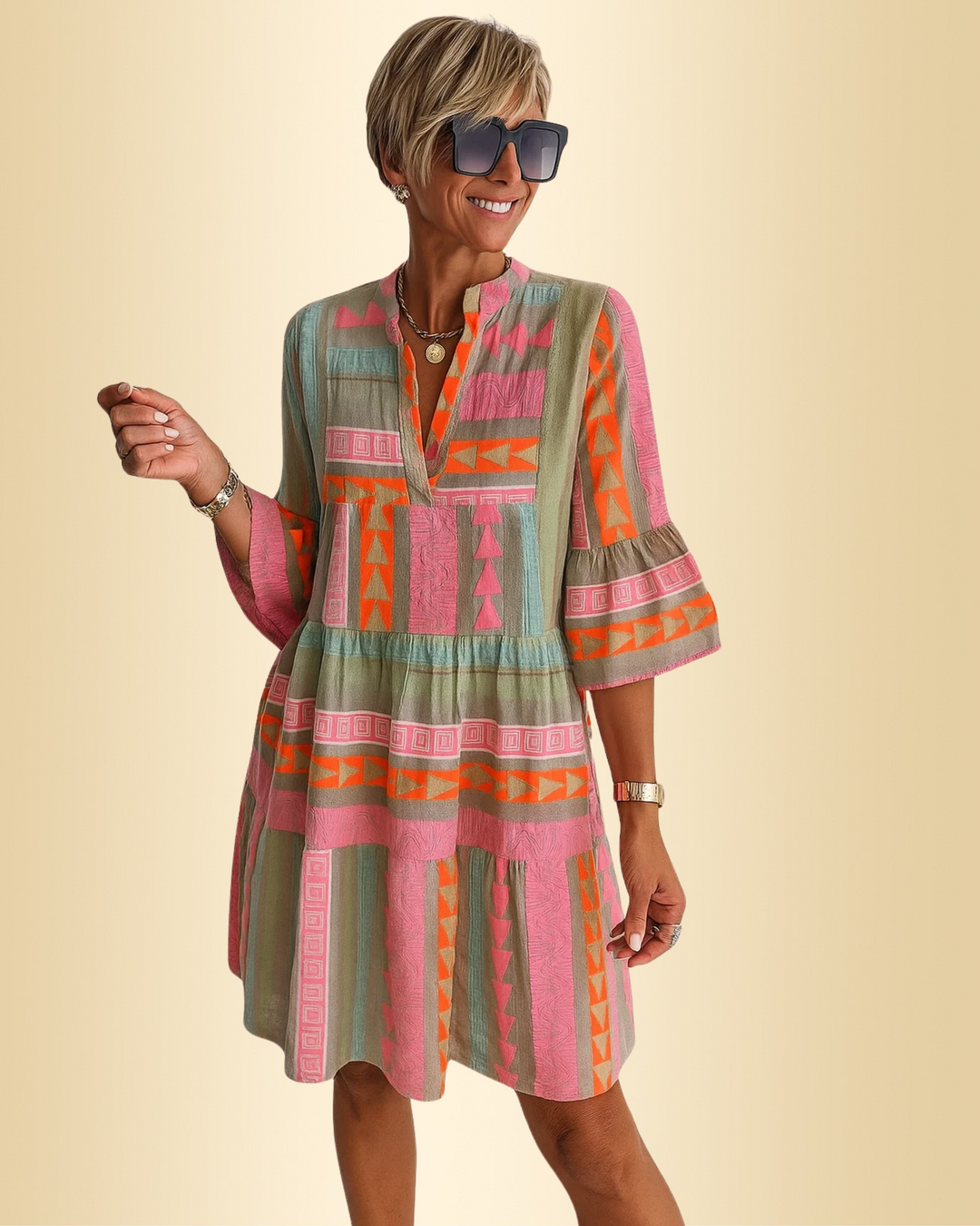 Pinkes Damen Boho Stufenkleid, fließend und locker geschnitten, ideal als bequemes Freizeit- oder Sommerkleid.