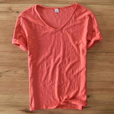 Sommerliches Herren Shirt, V-Ausschnitt, kurzarm, atmungsaktiv für Komfort im Alltag.