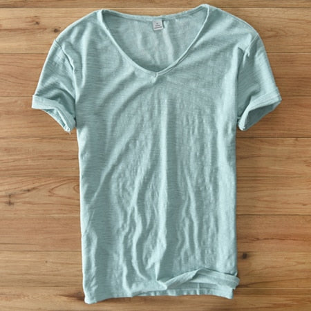 Komfortables Herren Freizeit Shirt mit V-Ausschnitt, atmungsaktiv für heiße Sommertage.