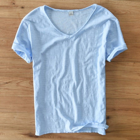 Leichtes Herren V-Ausschnitt Shirt, Kurzarm, ideal für Sport, Urlaub und entspannte Mode.
