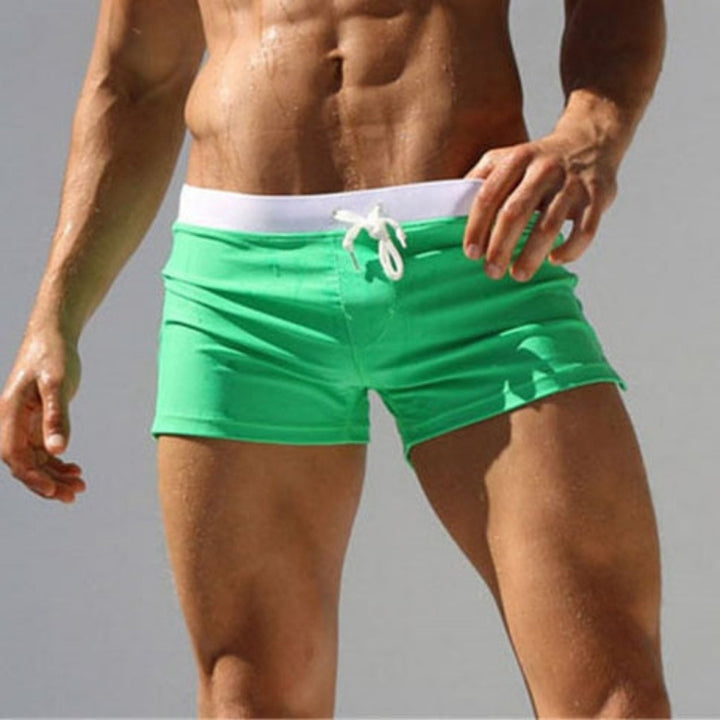 Herren Badehose in modernem Design, komfortabel für Strand und Pool.