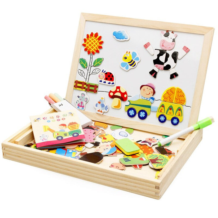 Kind malt mit bunten Kreiden auf der magnetischen Holz-Spieltafel, entwickelt Feinmotorik spielerisch.