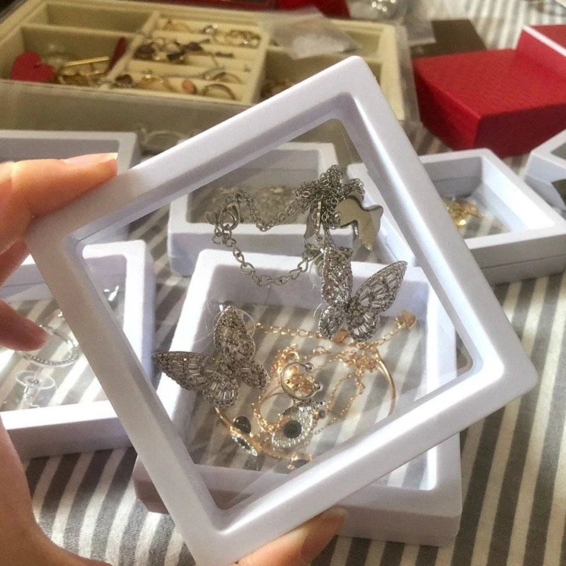 Schützende Schmuck-Display-Boxen (10er Set) aus transparentem Kunststoff mit Schwebefunktion.
