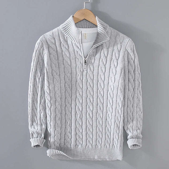 Meliertes Herren-Strickpullover mit elegantem Zopfmuster und praktischem Reißverschlusskragen.
